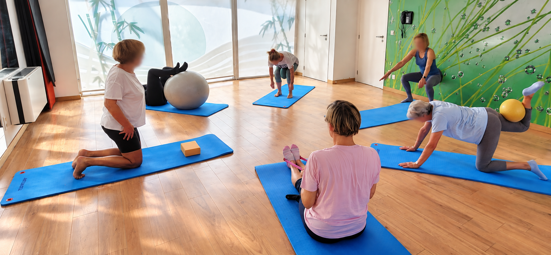 Renforcement musculaire avec petit ballon et swissball lors d’un cours collectif à Beaufays, près de Liège – des exercices adaptés pour travailler efficacement et progressivement.