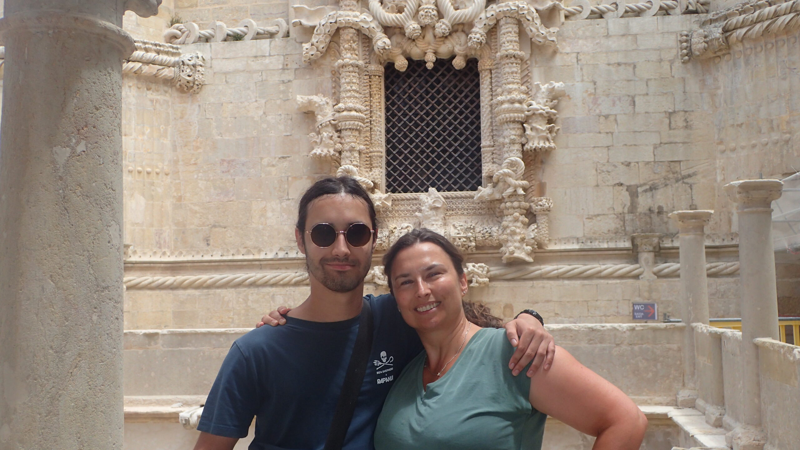 Séverine Jacinto et son fils devant la fenêtre manuéline du château de Tomar au Portugal